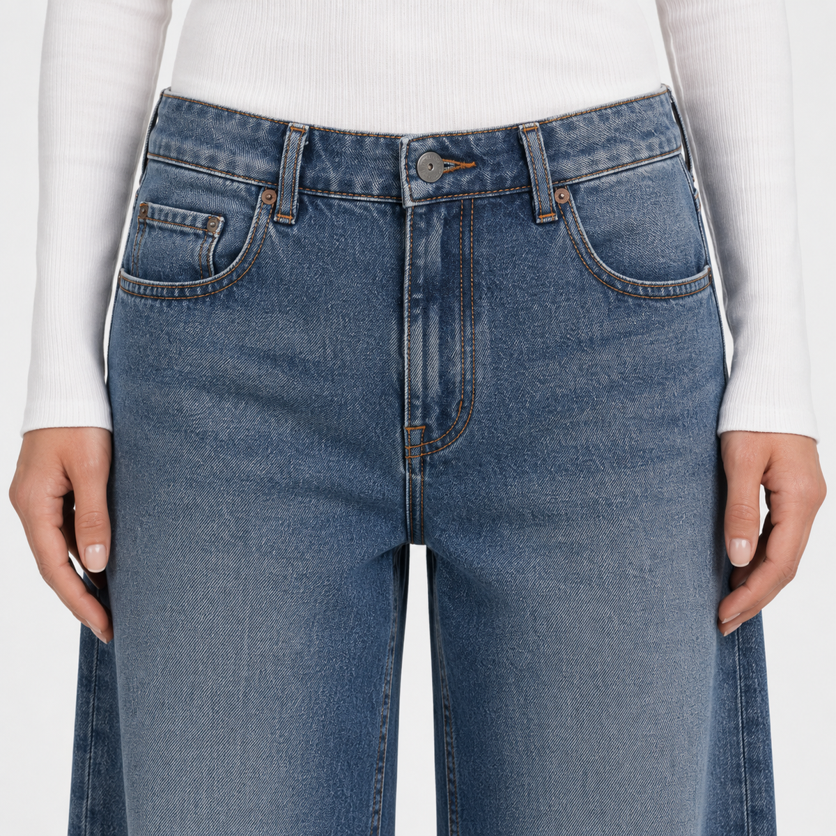 Low-Rise Wide-Leg Jeans in Blue Wash