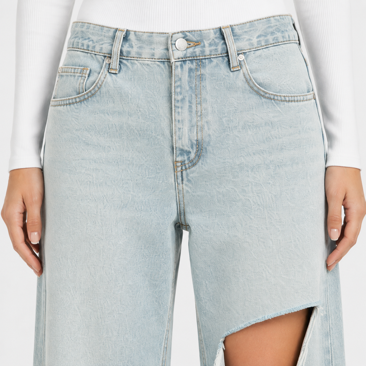 Distressed Wide-Leg Jeans in Light Blu