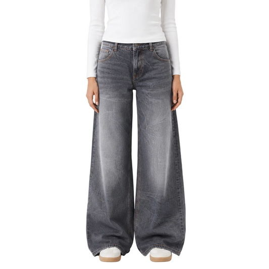 Low-Rise Wide-Leg Jeans in Gray Wash