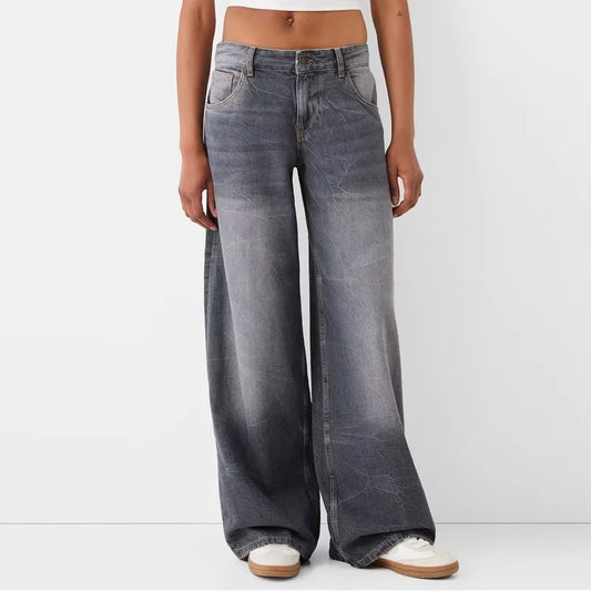 Low-Rise Wide-Leg Jeans in Gray Wash